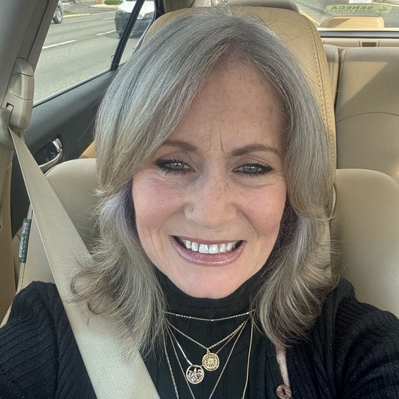 Meet your Posher, Laura - Picture 2 of 5